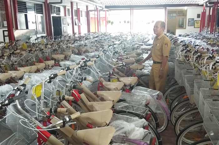 Ribuan sepeda siap didistribusikan ke siswa.