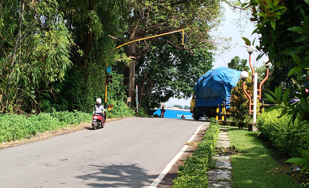 Kondisi TL di pertigaan Desa Kembangan, Kecamatan Kebomas, yang sudah lama tak berfungsi. foto: SYUHUD/ BANGSAONLINE