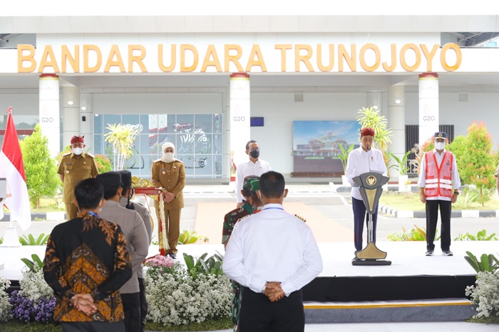 Presiden Joko Widodo meresmikan Bandara Trunojoyo, Madura, Rabu (20/4/2022). 