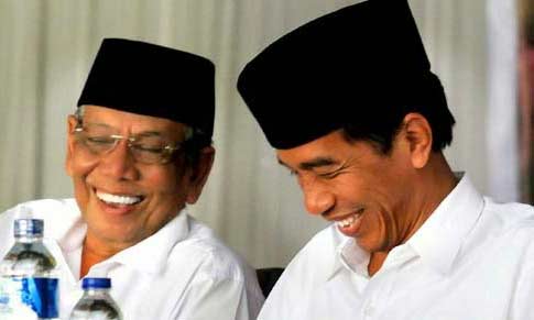 Jokowi tertawa mendengar joke-joke dari Kiai Hasyim dalam sebuah kesempatan.