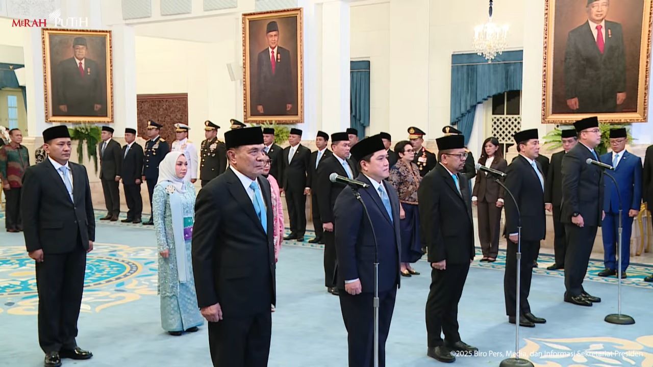  Letjen TNI (Purn) Djamari Chaniago  ketika dilantik Presiden Prabowo sebagai Menko Polkam dan  Erick Thohir sebagai Menpora serta pejabat lainnya. Foto: YouTube/infopublik