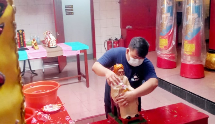 Kegiatan mencuci patung dewa di Kelenteng Boo Hway Bio Mojoagung.