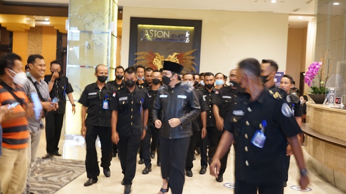 Gus Mufa (berkopiah hitam) me-launching aplikasi “Laskar Sholawat Nusantara” untuk memberdayakan pelaku UMKM di Jatim. foto: istimewa