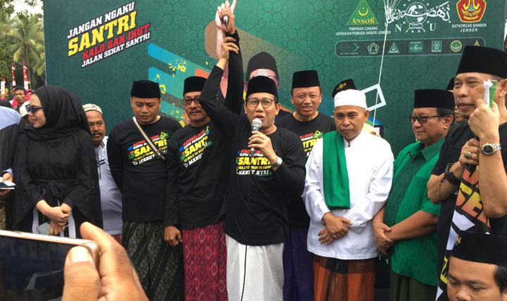 Ketua DPW PKB Abdul Halim Iskandar saat memperkenalkan Djoko Susanto dan Ayub Junaedi dalam acara Jalan Sehat Sarungan di Alun-Alun Jember, Ahad (3/11).