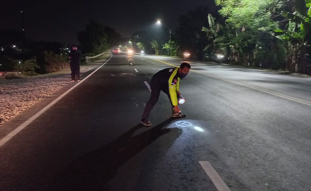 Petugas saat melakukan olah TKP.