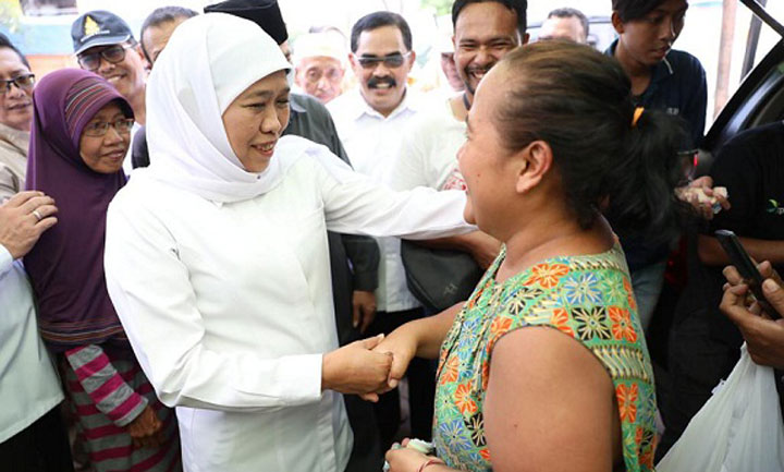 Gubernur Khofifah melakukan peninjauan stok dan harga sembako di Pasar Tanggulangin, Sidoarjo. foto: ist.