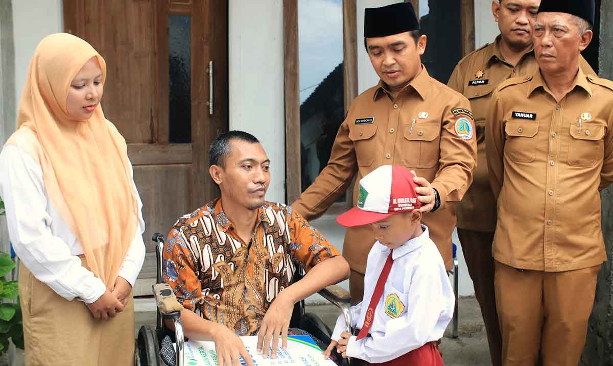 Wali Kota Pasuruan saat menyerahkan sntunan untuk pegawai PUPR yang menjadi korban kecelakaan kerja.