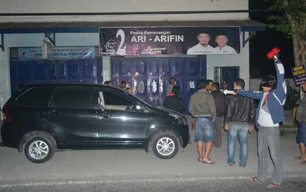 Petugas saat melakukan olah TKP. foto: arif kurniawan/BANGSAONLINE