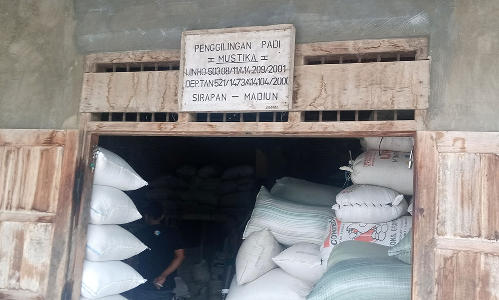 Tempat penggilingan padi yang diambil berasnya oleh pemilik e-warung, Supriani.