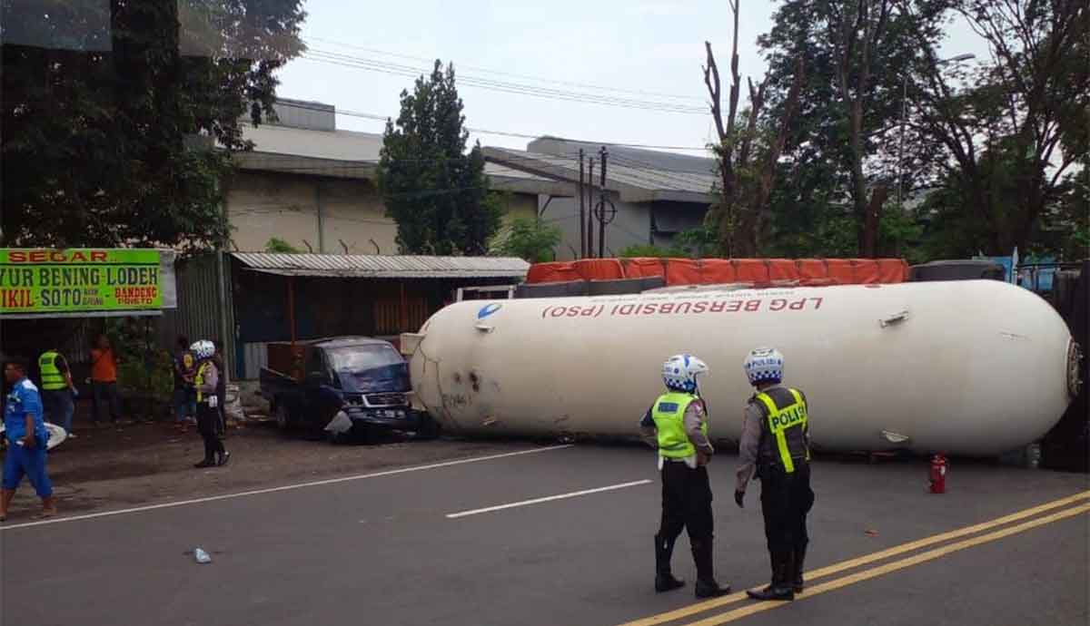 Petugas saat mengevakuasi truk tangki LPG yang terguling di Jalan Raya Mojokerto-Surabaya tepatnya di Desa Mliriprowo, Kecamatan Tarik, Sidoarjo.