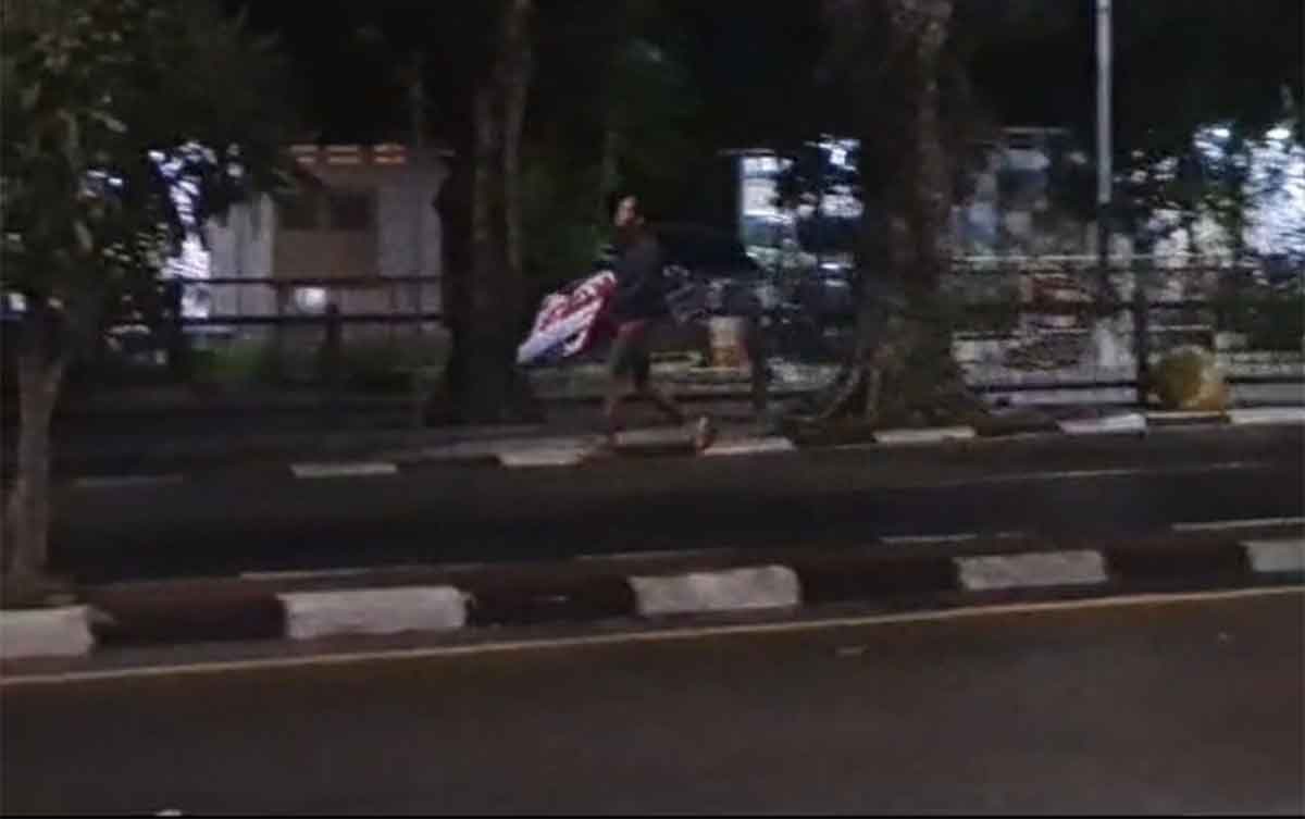 Potongan video terduga pelaku saat mencuri spanduk dan banner bergambar M. Syahrul Munir, bakal calon bupati di Pilkada Gresik 2024. Foto: Ist