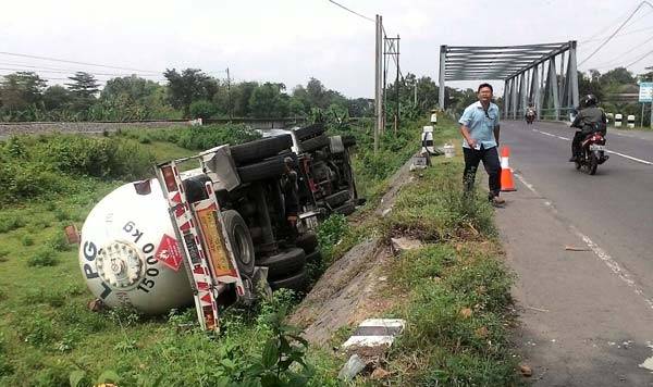 Kondisi truk sebelum dievakuasi petugas. foto: soewandito/ BANGSAONLINE