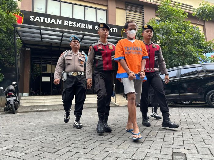 Pelaku saat digelandang di Mapolresta Sidoarjo