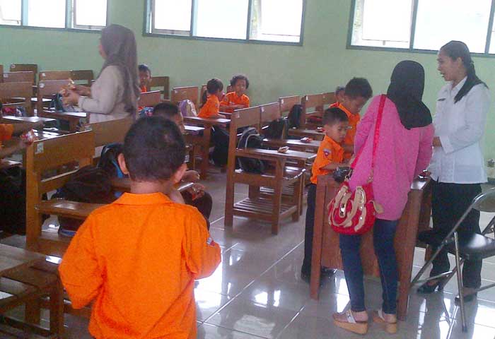 Wali murid saat mengatar anaknya masuk sekolah. foto: SOFFAN/ BANGSAONLINE