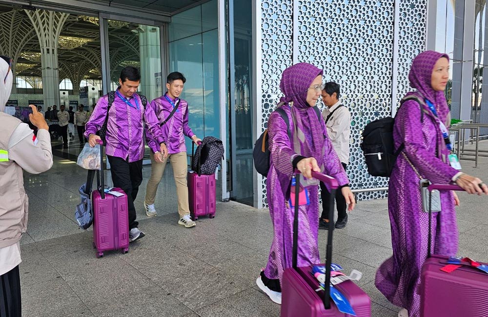 Rombongan jemaah haji khusus asal Indonesia saat tiba di Bandara Prince Mohammad Bin Abdul Aziz, Madinah, Sabtu (2/5/2026). Foto: MCH 2026