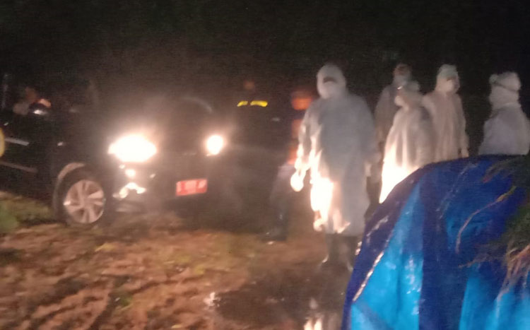 Petugas medis menggunakan APD Lengkap saat proses pemakaman.