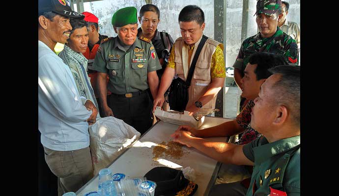 Kepala Tim Sergap Wilayah Jawa Timur Bagian Selatan, Brigjen Agus Heru P ketika memberi penjelasan pada anggota Gapoktan.