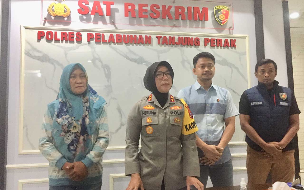 Orang tua korban, bersama Kapolres Pelabuhan Tanjung Perak, AKBP Herlina dan Kanit Jatanras Polres Pelabuhan Tanjung Perak, Ipda Mustofa saat pers rilis di mapolres setempat, Rabu (15/11/2023)