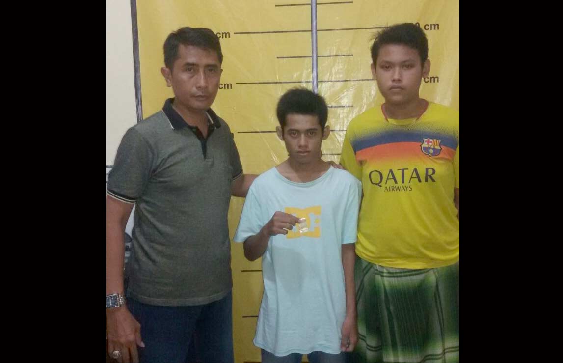 Mahasiswa tersangka narkoba diamankan anggota polisi.