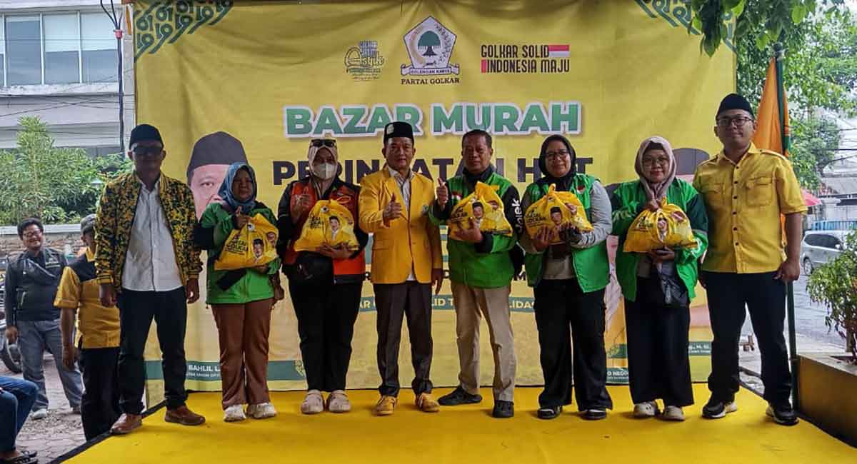 Ketua DPD Golkar Gresik, Wongso Negoro, didampingi sekretarisnya, Kusnul Fikhan, dan bendahara,  Aden Hobbil Koiri, bersama Ojol dalam bazar sembako murah. Foto: Ist