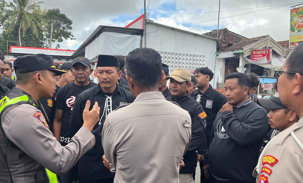 Petugas dari Polres Blitar saat mengimbau para anggota perguruan silat.