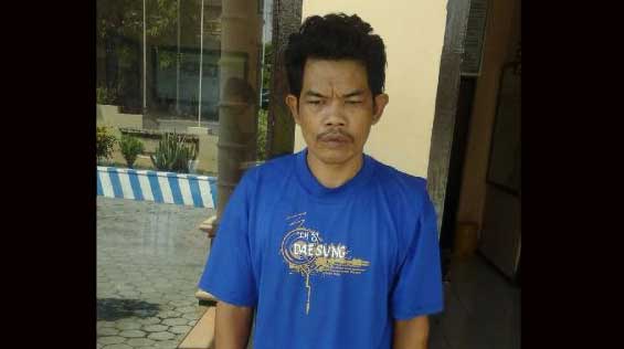 NYAMBI: Samid, buruh tani yang diringkus polisi, karena nyambi jualan togel. foto: zainal/ BANGSAONLINE