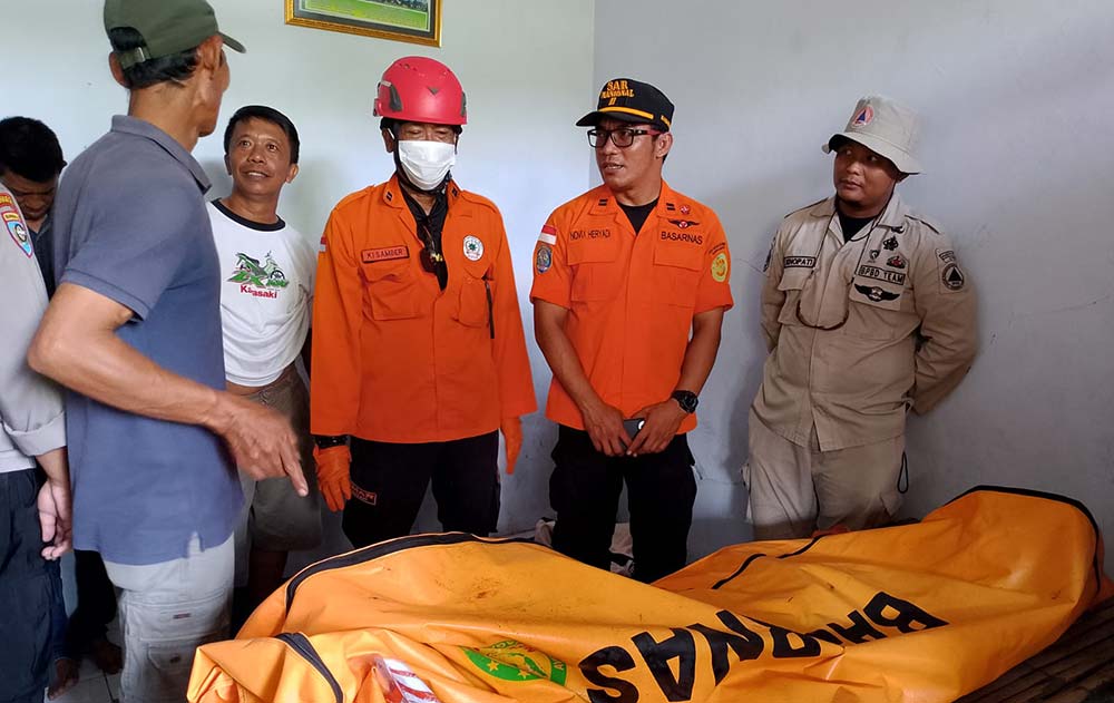 Jenazah ARS disemayamkan di rumah duka usai dievakuasi Tim SAR. Foto: AAN AMRULLOH/ BANGSAONLINE