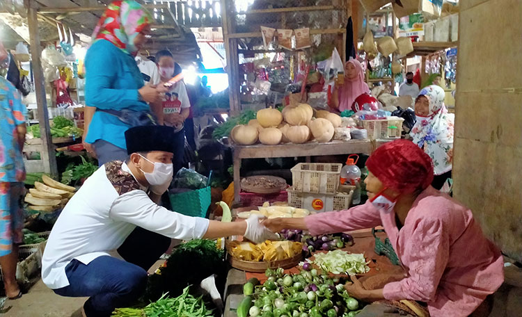 Cabup Arifin saat berinteraksi dengan pedagang Pasar Pon Trenggalek. (foto: HERMAN/ BANGSAONLINE)