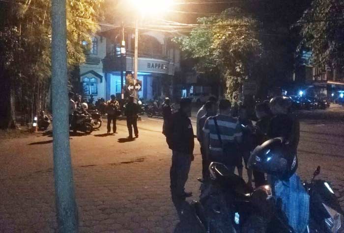 Sejumlah awak media berkumpul di depan Kantor Dinas PU Tulungagung. foto: FERI/ BANGSAONLINE 