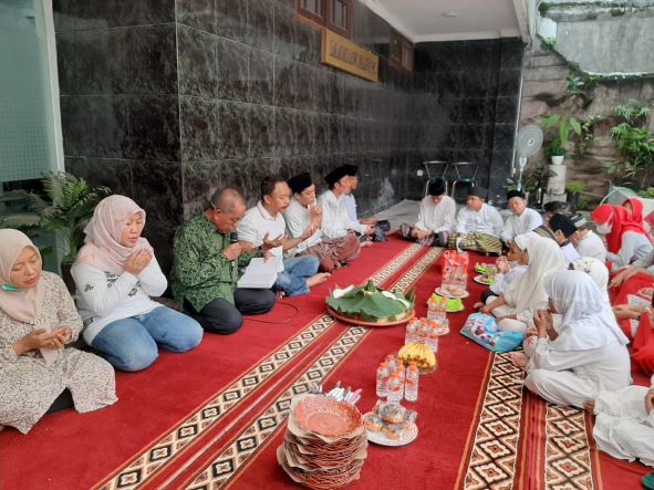 Doa bersama para anak yatim dalam acara HUT ke-8 BANGSAONLINE.com di halaman kantor BANGSAONLINE Jl. Cipta Menanggal I/35 Surabaya, Kamis (14/7/2022). Foto: BANGSAONLINE.com  