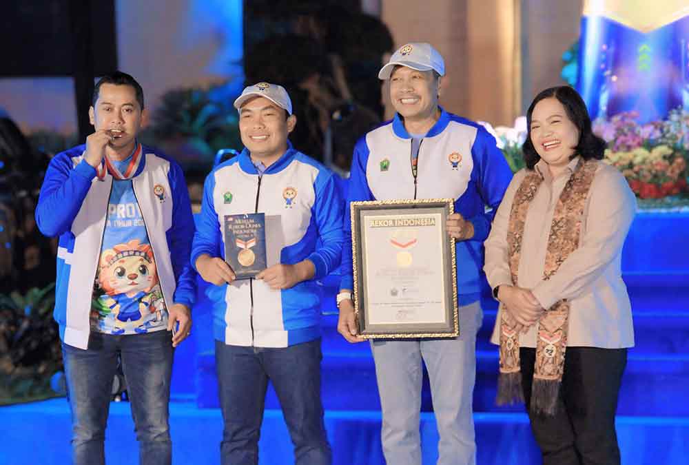 Wali Kota Malang, Wahyu Hidayat, didampingi Wawali Ali Muthohirin, dan Direktur Utama Perumda Tugu Tirta, Priyo Sudibyo saat menerima piagam MURI secara simbolis. (Ist)