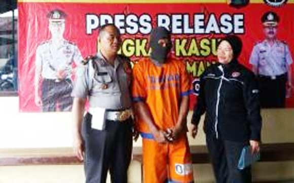 Tersangka Kholik Idris pengguna dan pengedar sabu-sabu yang ditangkap polisi Taman, Polres Sidoarjo Kota.