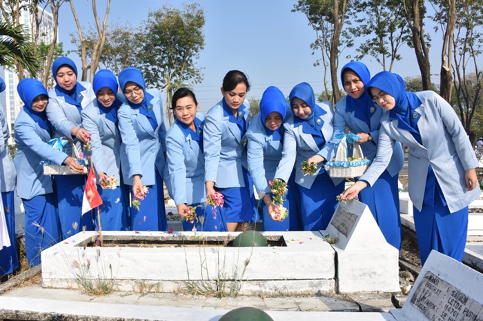 Ibu-ibu Jalasenastri Armada II saat Tabur Bunga di TMP 10 Nopember Surabaya.