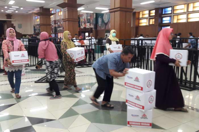 Masyarakat membeli sembako murah yang dijual Semen Indonesia. foto: SYUHUD/ BANGSAONLINE