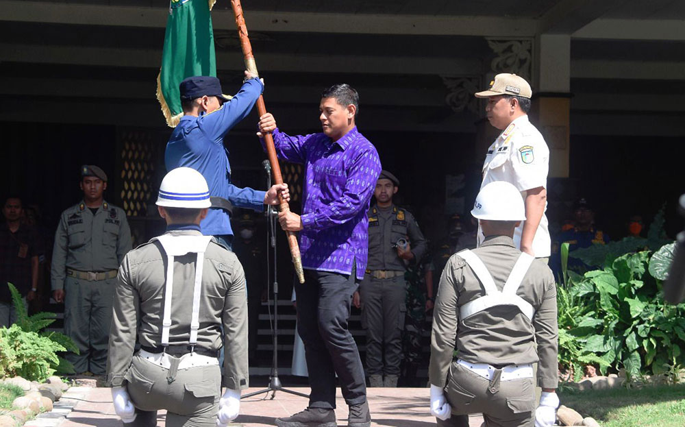 Wali Kota Abdullah Abu Bakar (kanan) saat menyerahkan pataka kepada Kepala Satpol PP Kota Kediri Eko Lukmono. Foto: Ist.