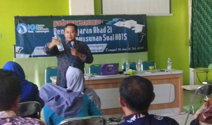 Marzuki saat menyampaikan materi. 
