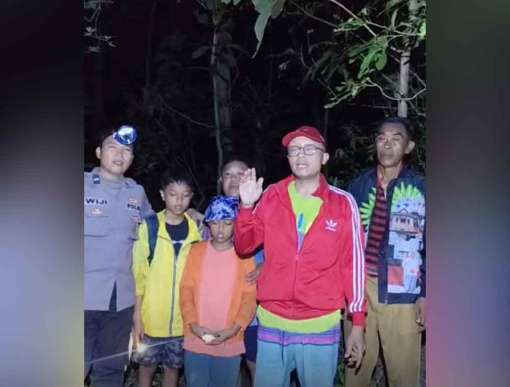 Empat wisatawan asal Sidoarjo saat diselamatkan petugas Polsek Sangkapura, Koramil Sangkapura, dan Kades Kumalasa. (Ist)