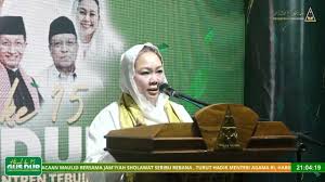 Ning Inayah Wulandari Wahid saat menyampaikan sambutan mewakili keluarga Gus Dur dalam Haul ke-15 Gus Dur di Pesantren Tebuireng Jombang Jawa Timur, Ahad (22/12/2024). Foto: YouTube 