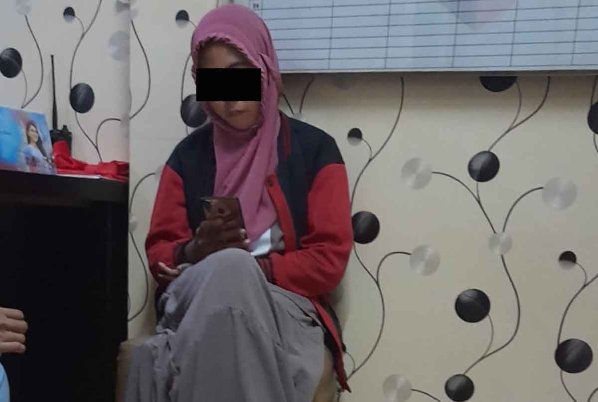 Oktaviani (24) warga Bondowoso saat melakukan pelaporan kepada Polsek Sawahan atas dugaan penyekapan di Penampungan PRT Surabaya, Kamis (19/1/2023)