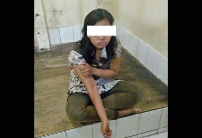 Pelaku pencuri handphone, Indrawati, saat di tahanan Mapolsek Wonokromo, Surabaya.
