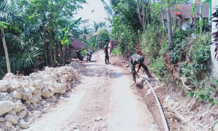Satgas TMMD saat mengecek sambungan pipa saluran air bersih.