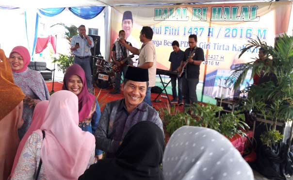Dirut PDAM, Muhamad SE beserta jajaran direksi ketika gelar halal bihalal di kantor PDAM Giri Tirta, di Jalan Jaksa Agung, Gresik. foto: SYUHUD/ BANGSAONLINE