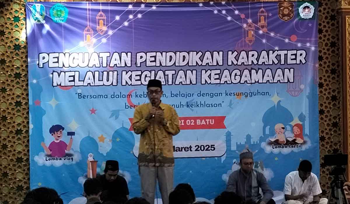 Kepala Satuan Pendidikan SMAN 2 Batu, Anto Dwi Cahyono, saat memberi sambutan.