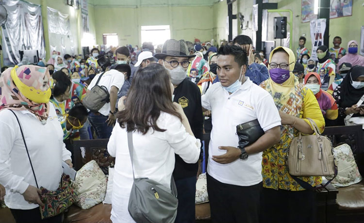 Ketua DPD Jaman Jatim, Mulyadi, S.H., bersama Pembina DPD Jaman Jatim, Ir. Poerwani, M.M., berdiskusi dengan Calon Wali Kota Surabaya, Machfud Arifin di GOR Cinbar Jalan Plemahan, Kelurahan Kedungdoro dalam acara temu warga. (foto: ist)