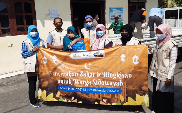 Jelang Lebaran, Smamda Sidoarjo Bagikan Ratusan Bingkisan ke Warga Sekitar Sekolah