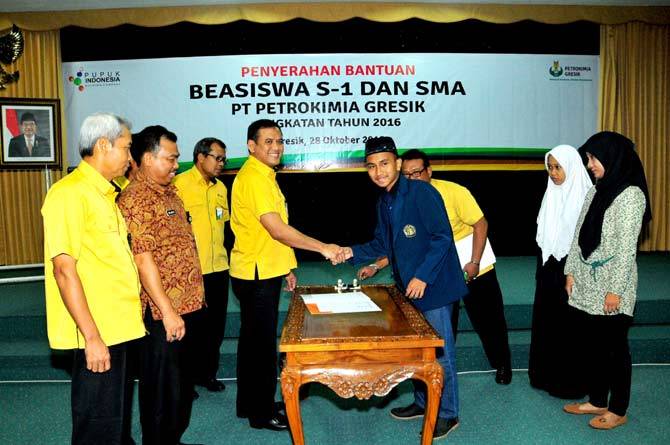 Penandatanganan perjanjian Beasiswa Petro (Bestro) kepada mahasiswa dan pelajar Gresik. foto: SYUHUD/ BANGSAONLINE