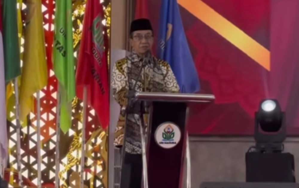 Bupati Pamekasan Kholilurrahman saat memberikan sambutan di Auditorium Utama Perguruan Tinggi yang beralamat di Jl Raya Panglegur KM 4 Tlanakan, Pamekasan, Sabtu (4/10/2025).