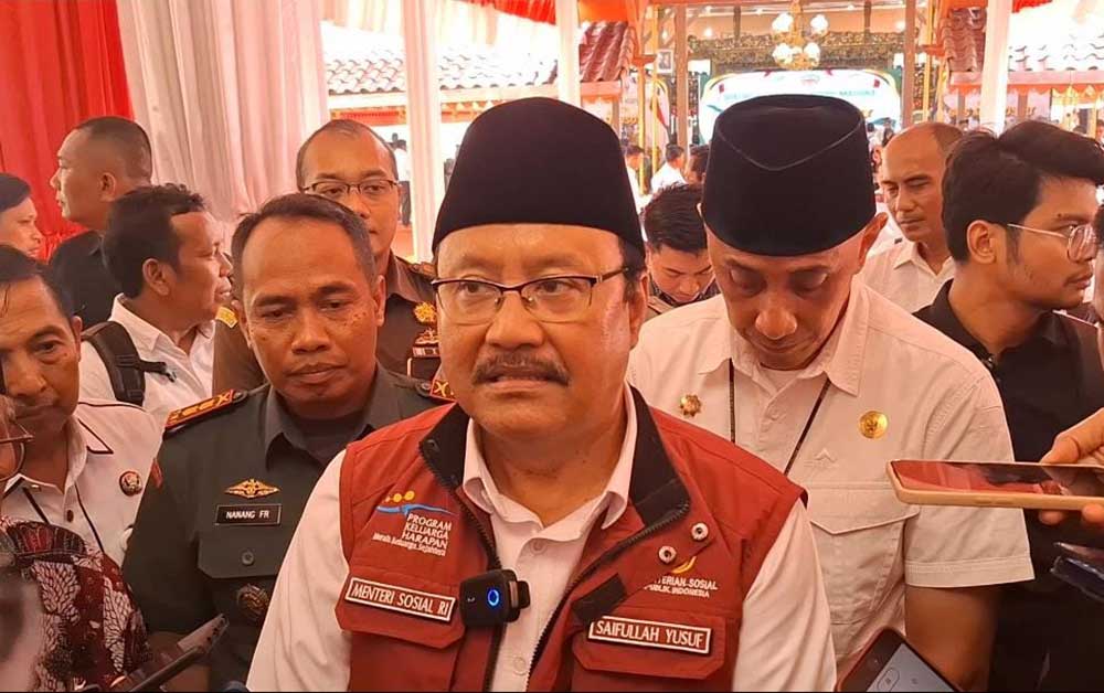 Menteri Sosial RI Saifullah Yusuf memberikan keterangan usai "Dialog Mensos dengan Pilar-Pilar Kesos".