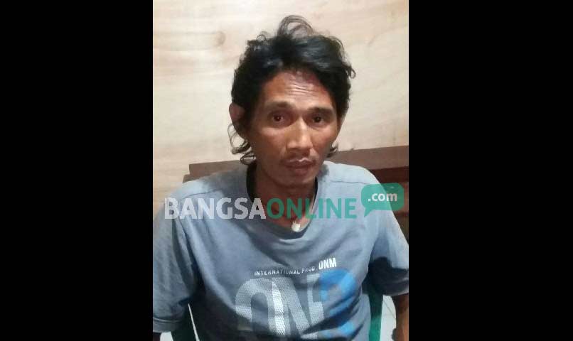 Tersangka saat diamankan di Mapolsek Pare, Kabupaten Kediri. foto: dendi martoni/ BANGSAONLINE