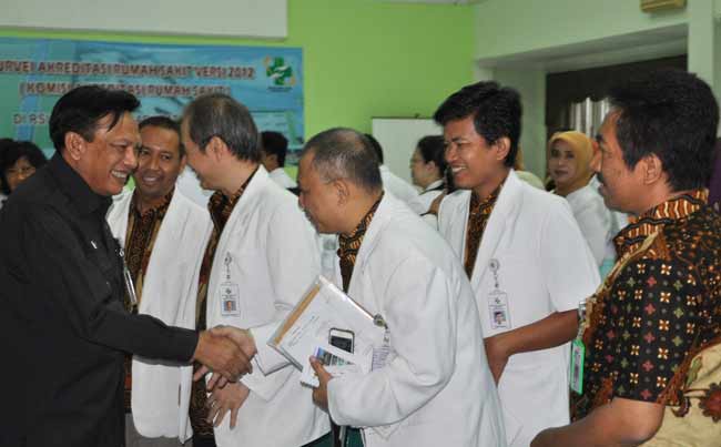 Bupati Sambari berjabat tangan dengan para dokter penilai usai acara penilaian akreditasi RSUD. foto: syuhud/ BANGSAONLINE
